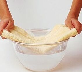 ayak tırnağı mantarını tedavi etmek için nane ve tuzla sıkıştırır